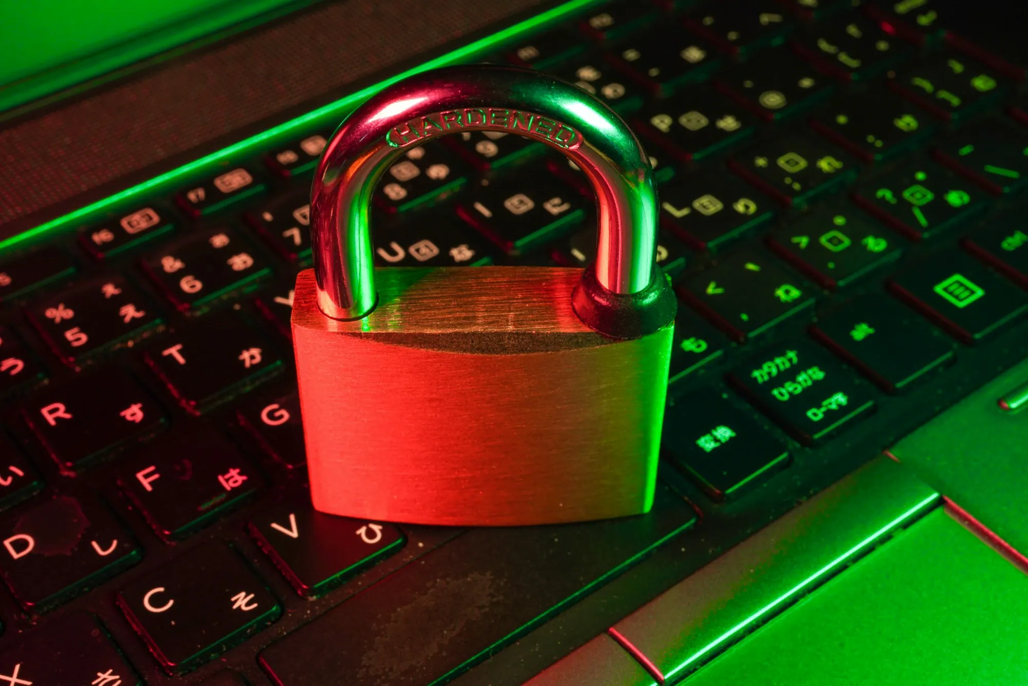 Cadenas posé sur un clavier d'ordinateur rétroéclairé
