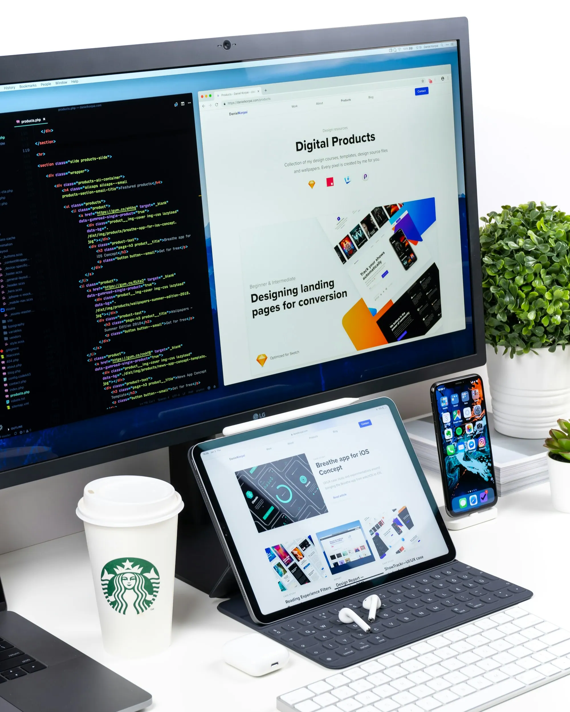 Écran de bureau affichant la maquette d'un site web, avec tablette et smartphone