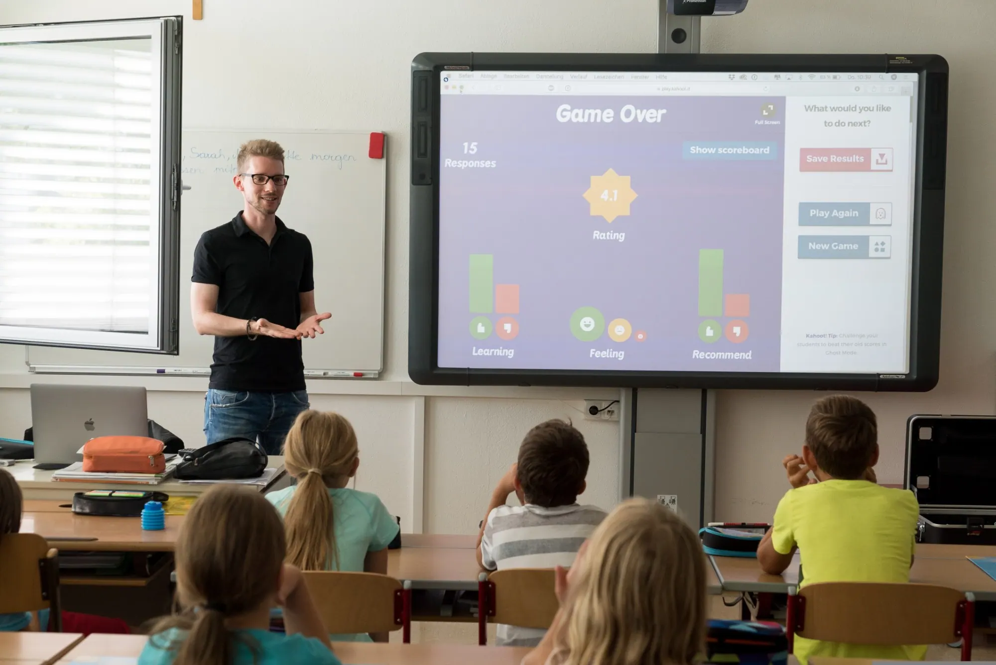 Un formateur anime une séance devant un écran interactif, face à des élèves
