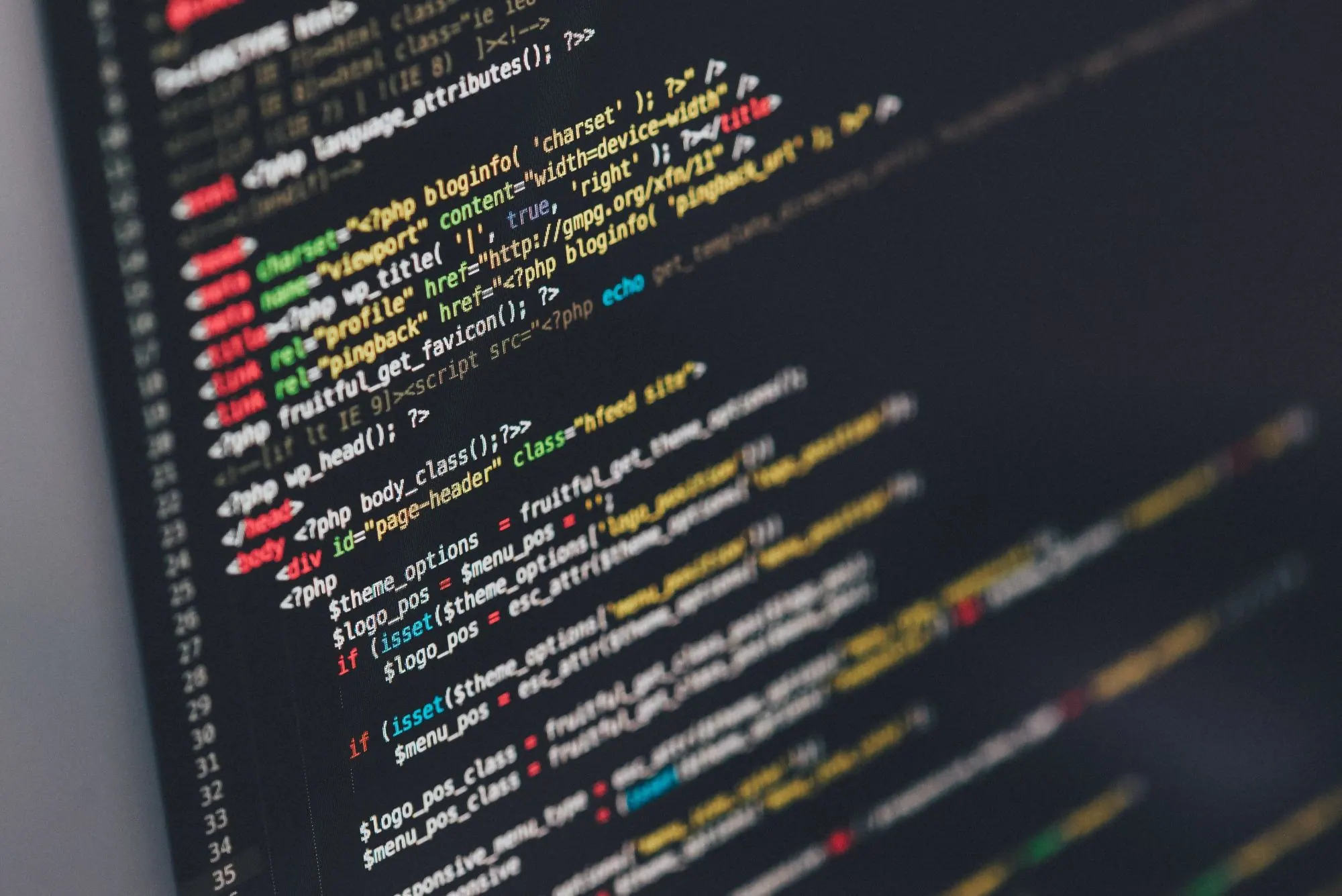 Gros plan sur du code source coloré dans un éditeur