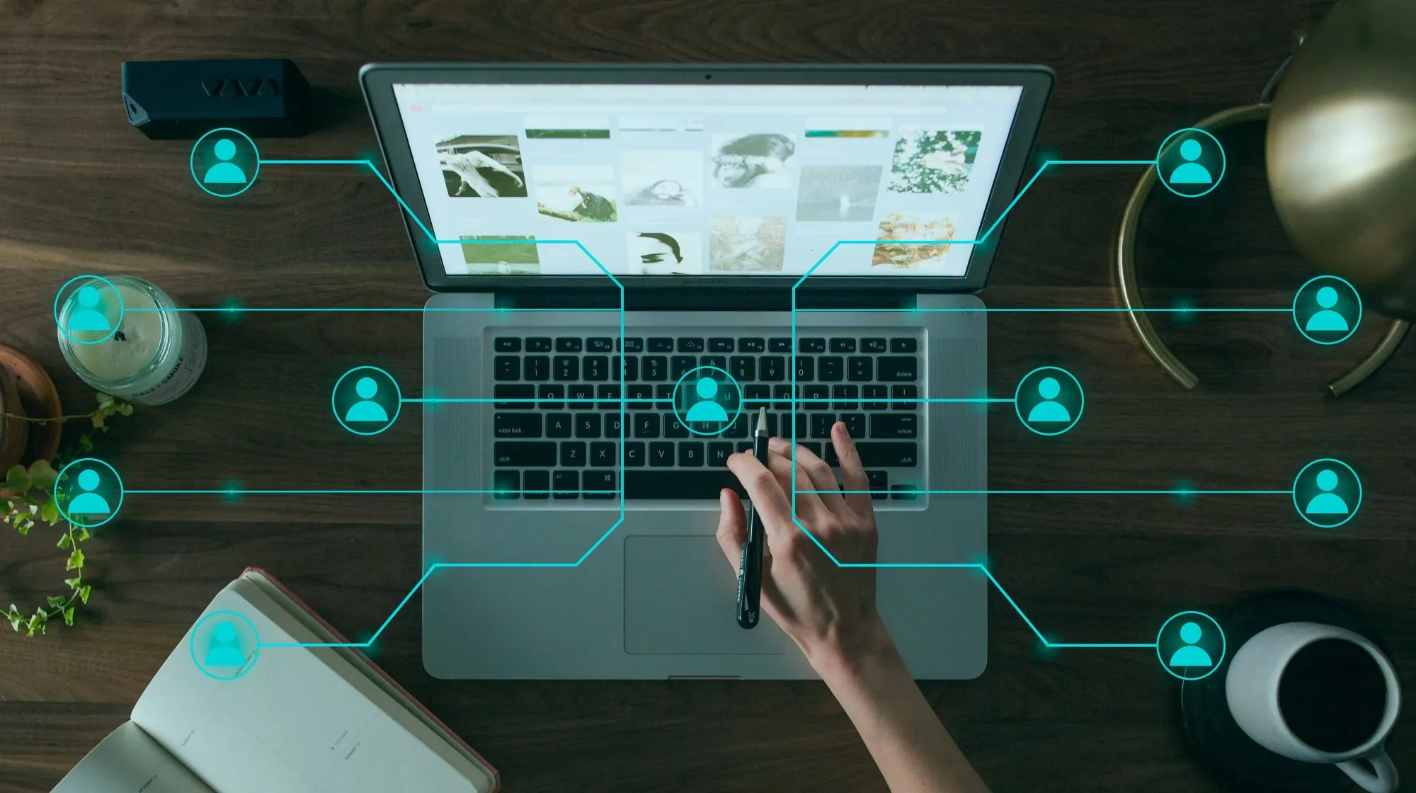 Ordinateur portable vu de dessus, relié à un réseau de profils : la communauté en ligne