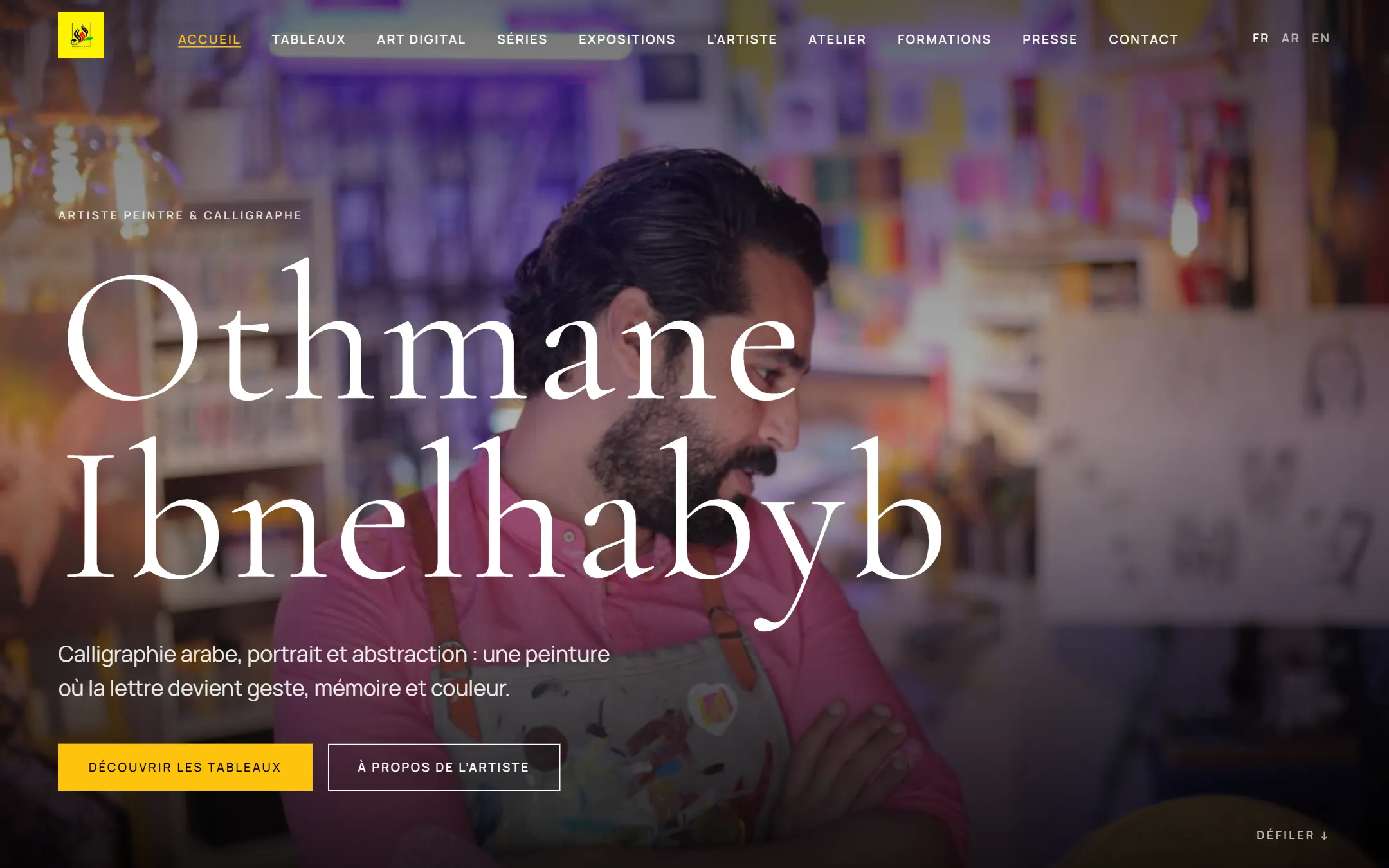 Page d'accueil du site : portrait de l'artiste dans son atelier et titre en grandes lettres