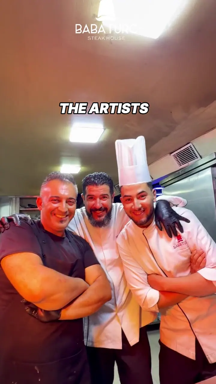 Reel : l'équipe des chefs du restaurant pose en cuisine